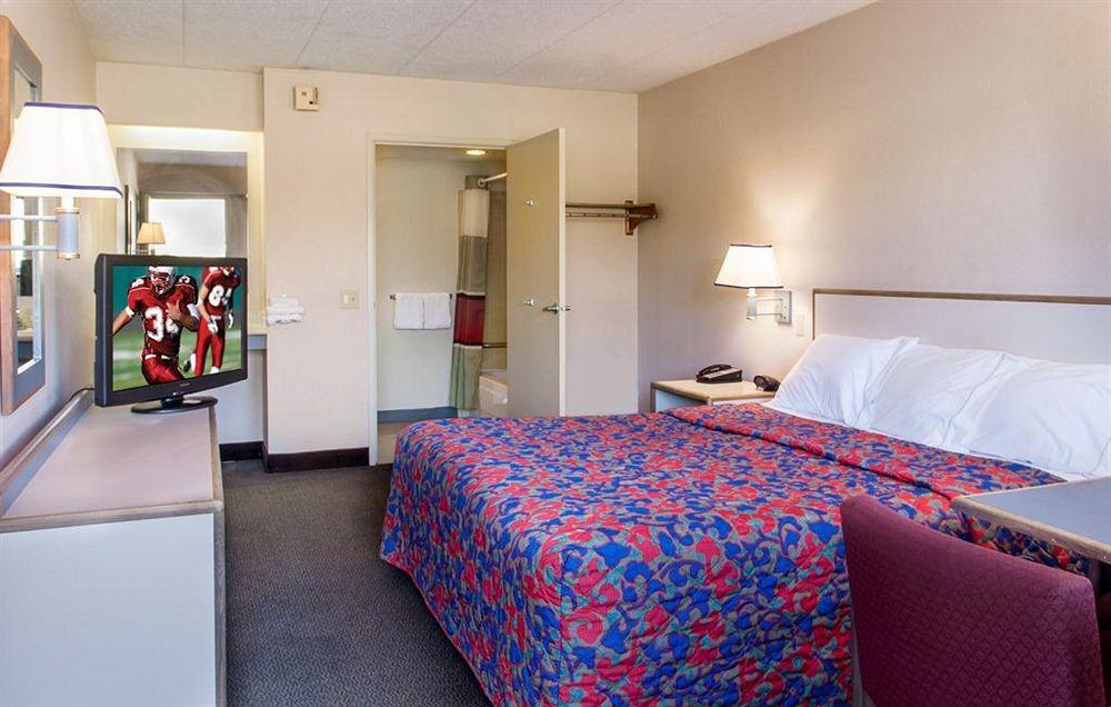 Red Roof East - Expo Center Inn 2*