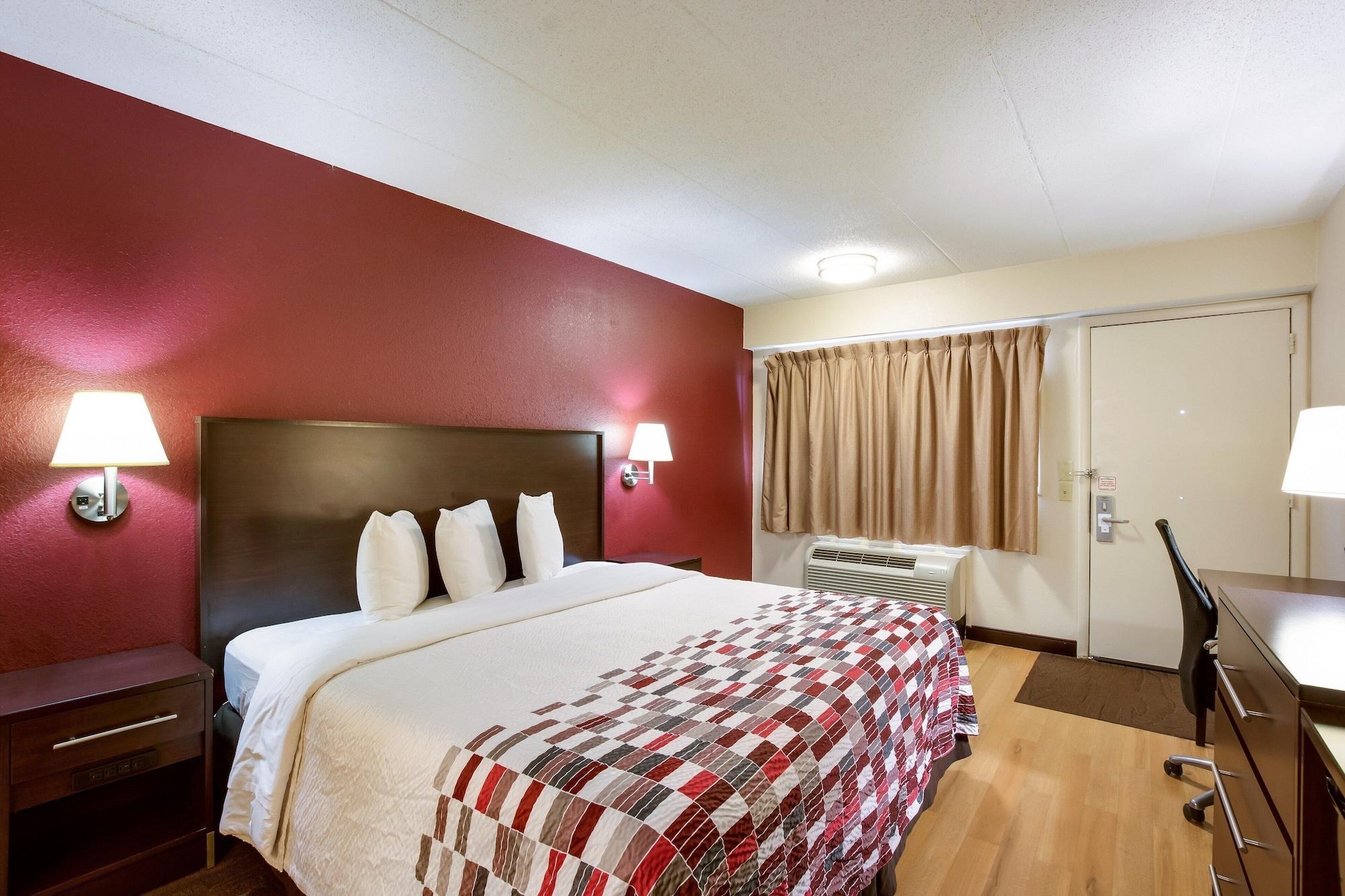 Red Roof East - Expo Center Inn 2*